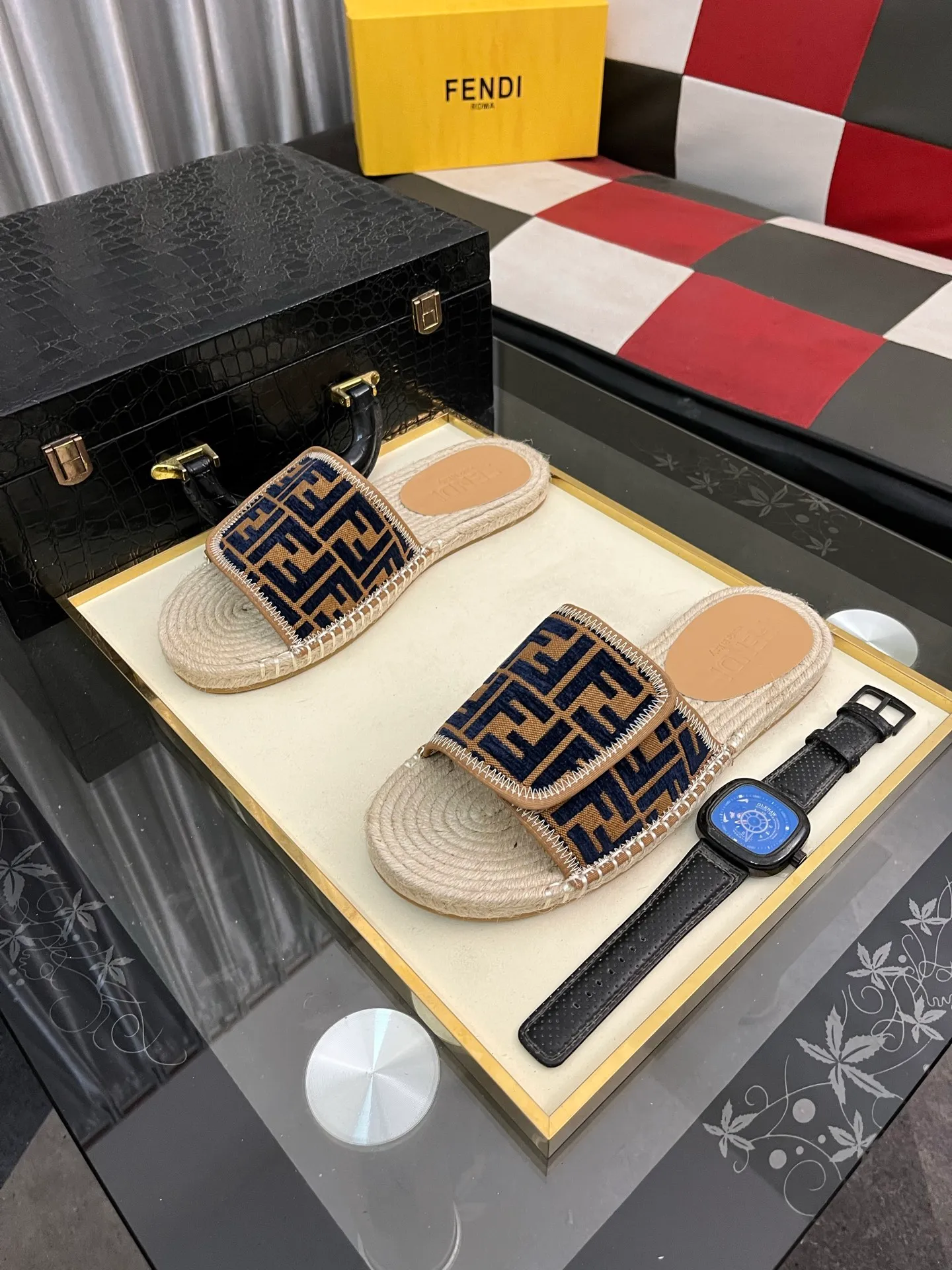 Men's shoes💰320⌚️⌚️[FENDI~Fendi slippers] High-end men's shoes brand official website 1:1 latest masterpiece: original mold customization, fabrics made of imported original materials, upgraded outsole, lighter, top quality in the market, simple and tasteful, a must-have for fashionistas, fashion is at your feet, full of confidence, the same style at the counter👍The season of summer slippers is here. Yardage: 38-44. Can be customized45.46.47
